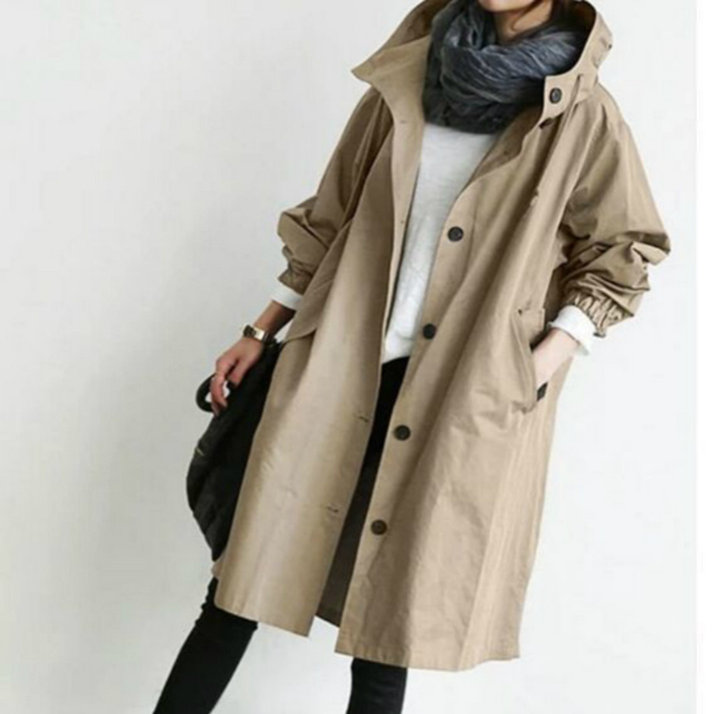 Lange trenchcoat, speciaal ontworpen voor dames. Deze trenchcoat met capuchon biedt de perfecte combinatie van mode en bescherming tegen de elementen, waardoor u er in alle weersomstandigheden fantastisch uitziet. Wind- en waterdicht materiaal, capuchon met trekkoord, lange snit, ademend materiaal, verstelbare taille en manchetten.