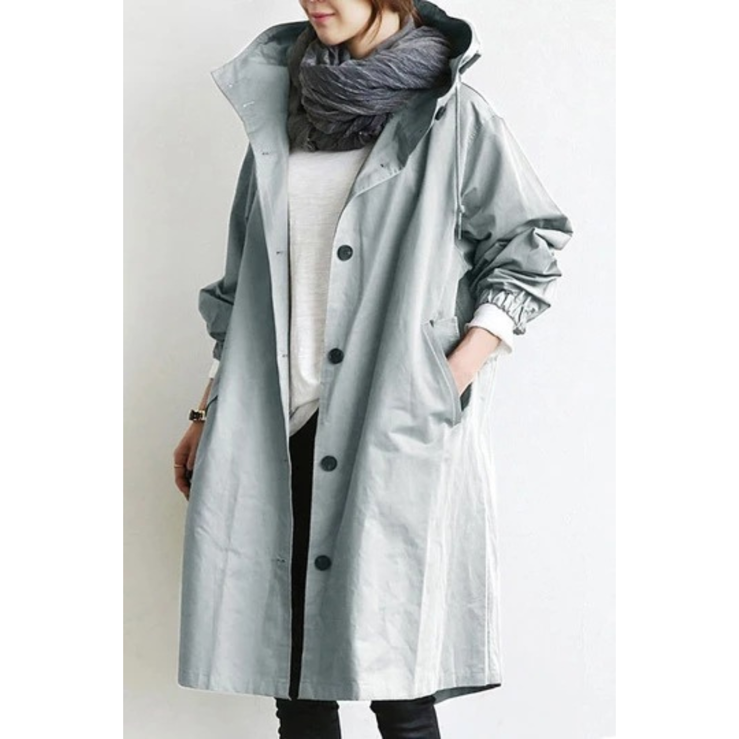 Lange trenchcoat, speciaal ontworpen voor dames. Deze trenchcoat met capuchon biedt de perfecte combinatie van mode en bescherming tegen de elementen, waardoor u er in alle weersomstandigheden fantastisch uitziet. Wind- en waterdicht materiaal, capuchon met trekkoord, lange snit, ademend materiaal, verstelbare taille en manchetten.