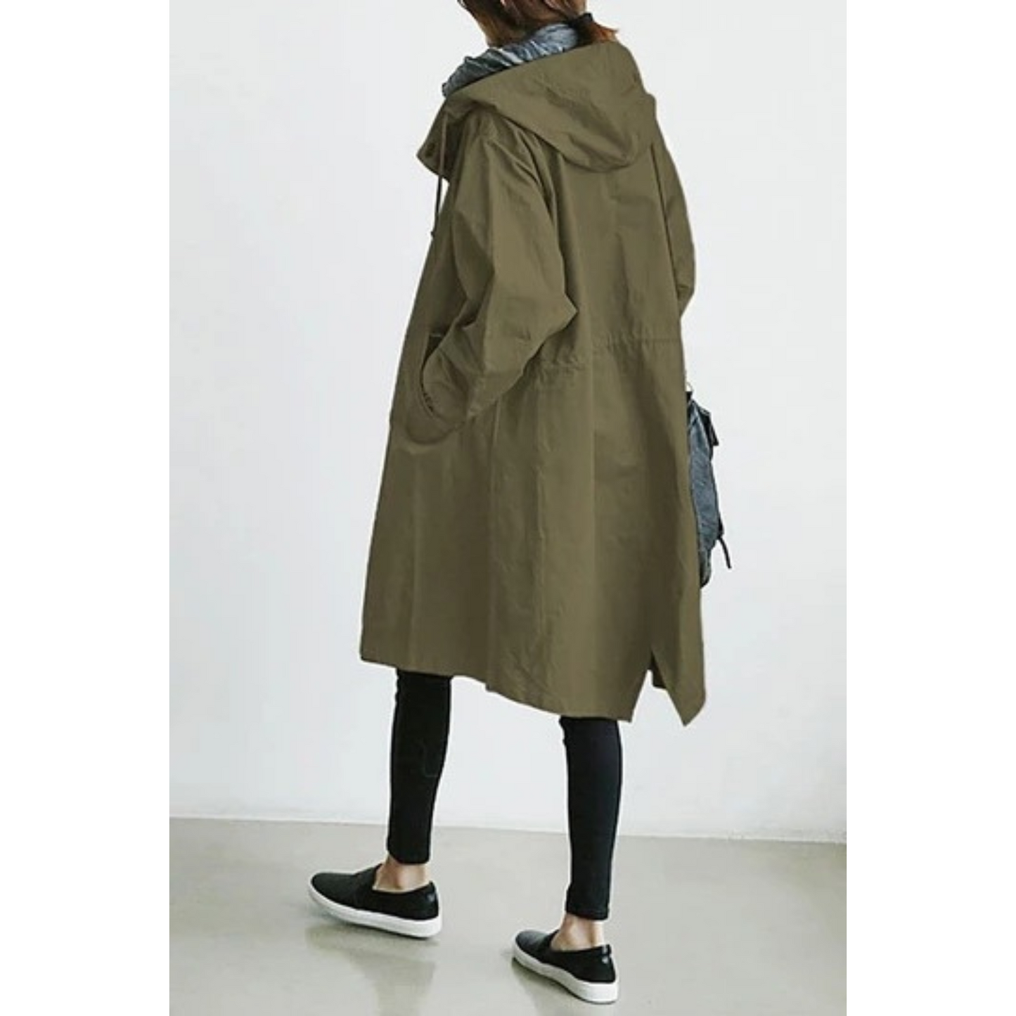 Lange trenchcoat, speciaal ontworpen voor dames. Deze trenchcoat met capuchon biedt de perfecte combinatie van mode en bescherming tegen de elementen, waardoor u er in alle weersomstandigheden fantastisch uitziet. Wind- en waterdicht materiaal, capuchon met trekkoord, lange snit, ademend materiaal, verstelbare taille en manchetten.