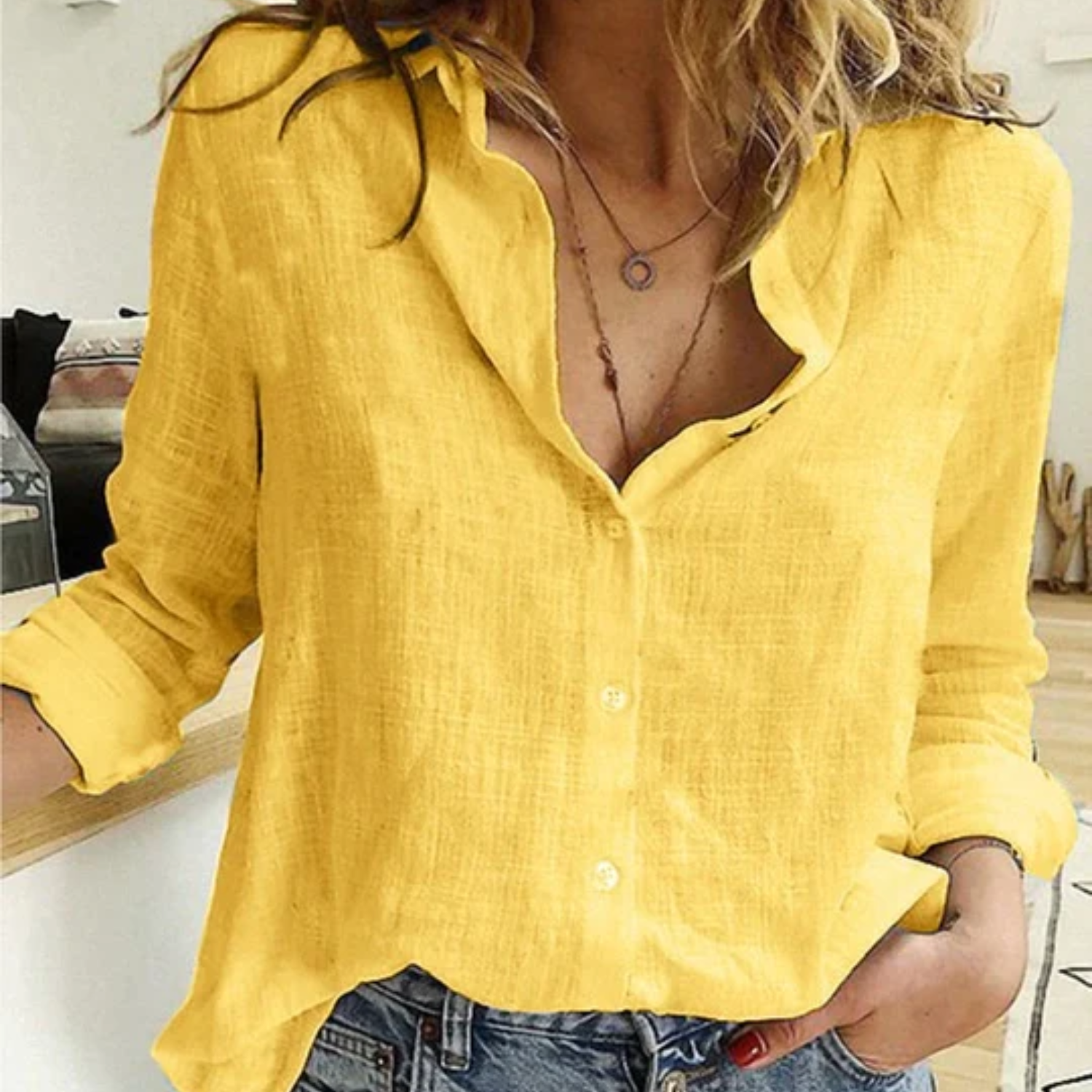 Deze linnen damesblouse is gemaakt van ademend materiaal voor ultiem draagcomfort, heeft een veelzijdig design en een losse pasvorm voor een casual en elegante uitstraling. Perfect voor een trendy en zomerse look, geschikt voor diverse gelegenheden en eenvoudig te combineren. Maattabel beschikbaar voor verschillende maten.