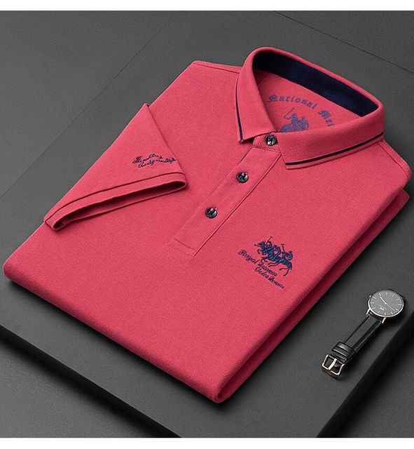 Trendy heren polo, gemaakt met oog voor design en comfort. Een must-have voor mannen die graag modieus voor de dag willen komen. Gemaakt van hoogwaardige materialen voor duurzaamheid en voorzien van een prachtige pasvorm voor een altijd perfecte uitstraling.