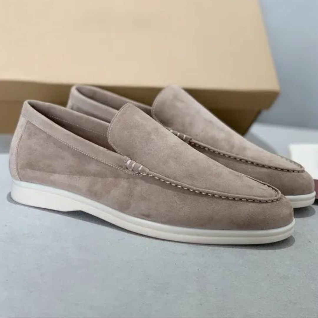 Heren loafers met een prachtig bovenwerk van zacht suède, verfijnde stiksels en een volledig leren binnenzool voor ultiem comfort en elegantie.