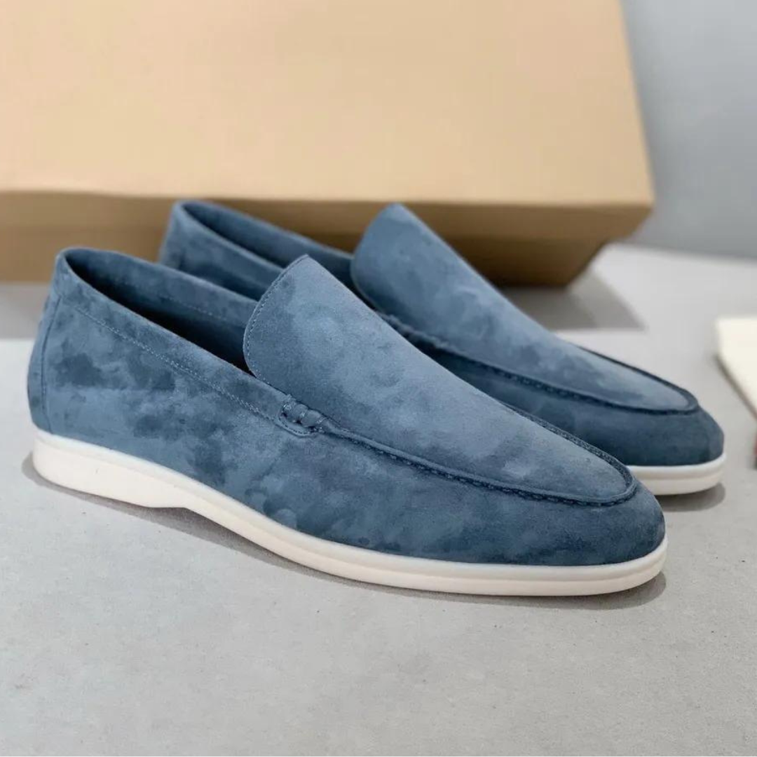 Heren loafers met een prachtig bovenwerk van zacht suède, verfijnde stiksels en een volledig leren binnenzool voor ultiem comfort en elegantie.