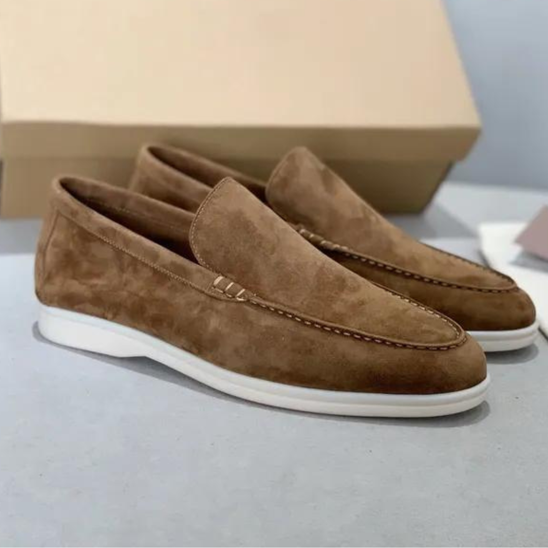 Heren loafers met een prachtig bovenwerk van zacht suède, verfijnde stiksels en een volledig leren binnenzool voor ultiem comfort en elegantie.