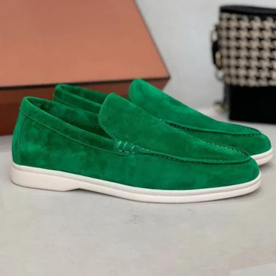 Heren loafers met een prachtig bovenwerk van zacht suède, verfijnde stiksels en een volledig leren binnenzool voor ultiem comfort en elegantie.