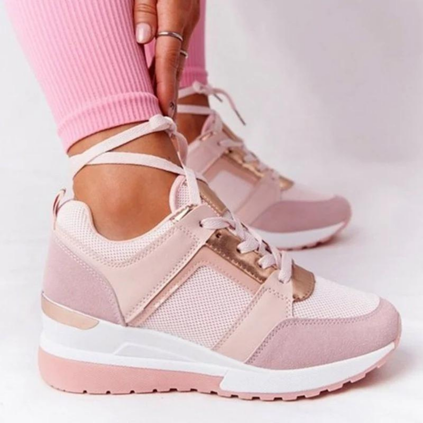 Dames sneakers ontworpen voor een moeiteloze combinatie van fashion en gemak. Gemaakt van ademende en duurzame materialen, bieden ze optimale ondersteuning voor de voetboog en verlichting van eventuele pijn. Geschikt voor zowel dagelijks gebruik als speciale gelegenheden. Maattabel beschikbaar voor diverse maten.