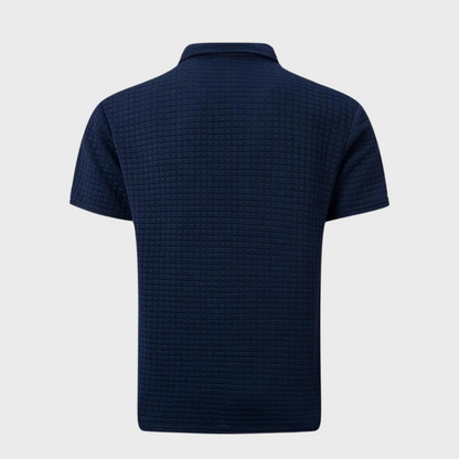 Heren poloshirt dat comfort en stijl combineert voor een verzorgde uitstraling bij elke gelegenheid. Gemaakt van hoogwaardige materialen, heeft een tijdloos ontwerp en is veelzijdig te stylen voor zowel informele als formele looks. Verkrijgbaar in diverse stijlvolle kleuren.