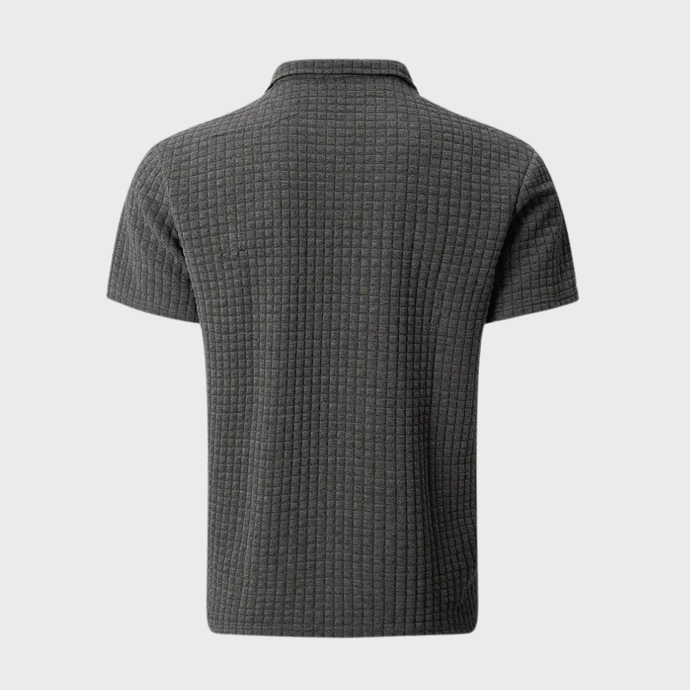 Heren poloshirt dat comfort en stijl combineert voor een verzorgde uitstraling bij elke gelegenheid. Gemaakt van hoogwaardige materialen, heeft een tijdloos ontwerp en is veelzijdig te stylen voor zowel informele als formele looks. Verkrijgbaar in diverse stijlvolle kleuren.