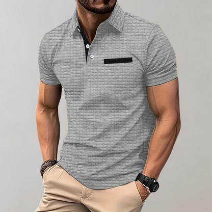 Heren poloshirt dat comfort en stijl combineert voor een verzorgde uitstraling bij elke gelegenheid. Gemaakt van hoogwaardige materialen, heeft een tijdloos ontwerp en is veelzijdig te stylen voor zowel informele als formele looks. Verkrijgbaar in diverse stijlvolle kleuren.