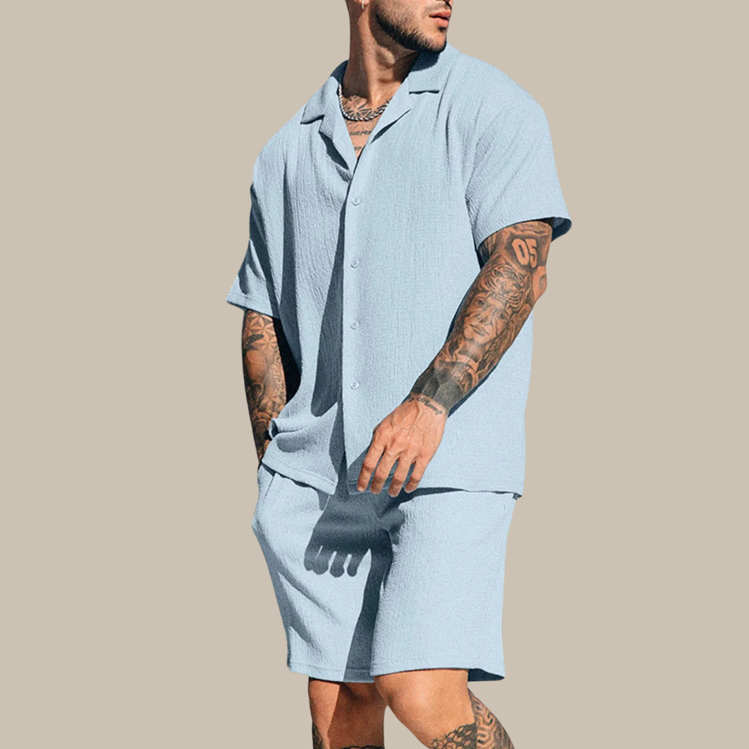 Tweedelige zomerset - een perfecte toevoeging aan je casual outfits. Handgemaakt voor een scherpe uitstraling en veelzijdig te stylen voor diverse gelegenheden.