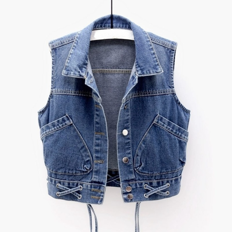 Klassiek denim vest gemaakt van organisch denim in medium blauwe wassing. De flatterende slim fit wordt benadrukt door omgeslagen kraag, schuine zakken en stijlvolle criss-cross details in de taille.