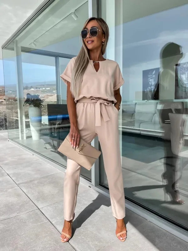 Korte jumpsuit - een perfecte combinatie van stijl en comfort. Deze veelzijdige jumpsuit heeft op maat gemaakte korte mouwen en een flatterende pasvorm voor elk figuur, gemaakt van hoogwaardig, lichtgewicht materiaal voor ultiem comfort.