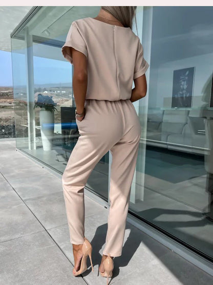 Ontdek stijl en comfort in deze jumpsuit met korte mouwen, voorzien van een trendy ceintuur voor een moeiteloze uitstraling. Gemaakt van zachte stof voor ultiem draagcomfort, met een flatterend silhouet en een veelzijdige uitstraling voor diverse gelegenheden.