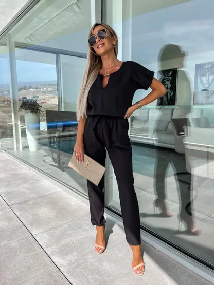 Korte jumpsuit - een perfecte combinatie van stijl en comfort. Deze veelzijdige jumpsuit heeft op maat gemaakte korte mouwen en een flatterende pasvorm voor elk figuur, gemaakt van hoogwaardig, lichtgewicht materiaal voor ultiem comfort.