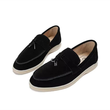 Deze vrouwenloafer is voorzien van een elegant slotdetail voor een vleugje verfijning. Gemaakt van hoogwaardige materialen, biedt deze loafer stijl en comfort, met een tijdloos ontwerp geschikt voor diverse gelegenheden.