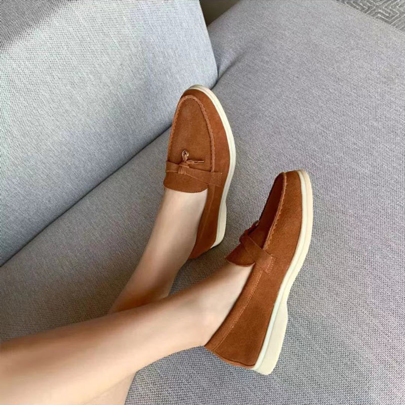 Deze vrouwenloafer is voorzien van een elegant slotdetail voor een vleugje verfijning. Gemaakt van hoogwaardige materialen, biedt deze loafer stijl en comfort, met een tijdloos ontwerp geschikt voor diverse gelegenheden.