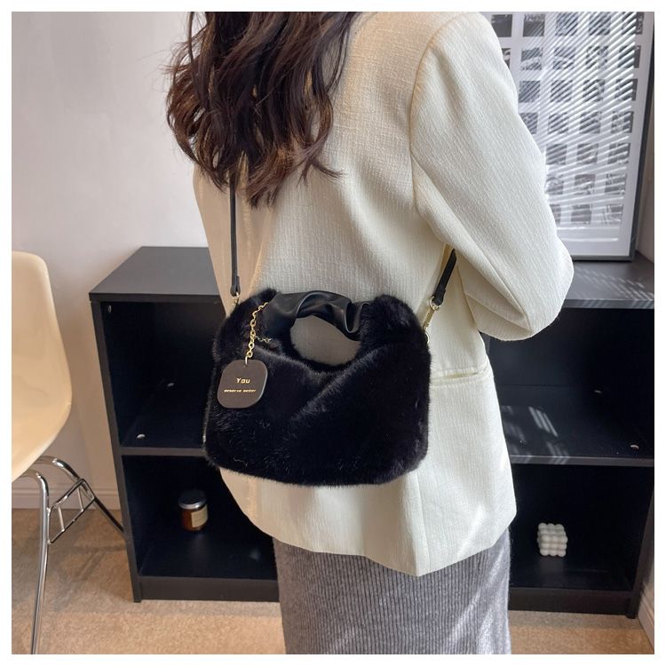 Fluffy Handbag | Deze tas wil je gewoon knuffelen