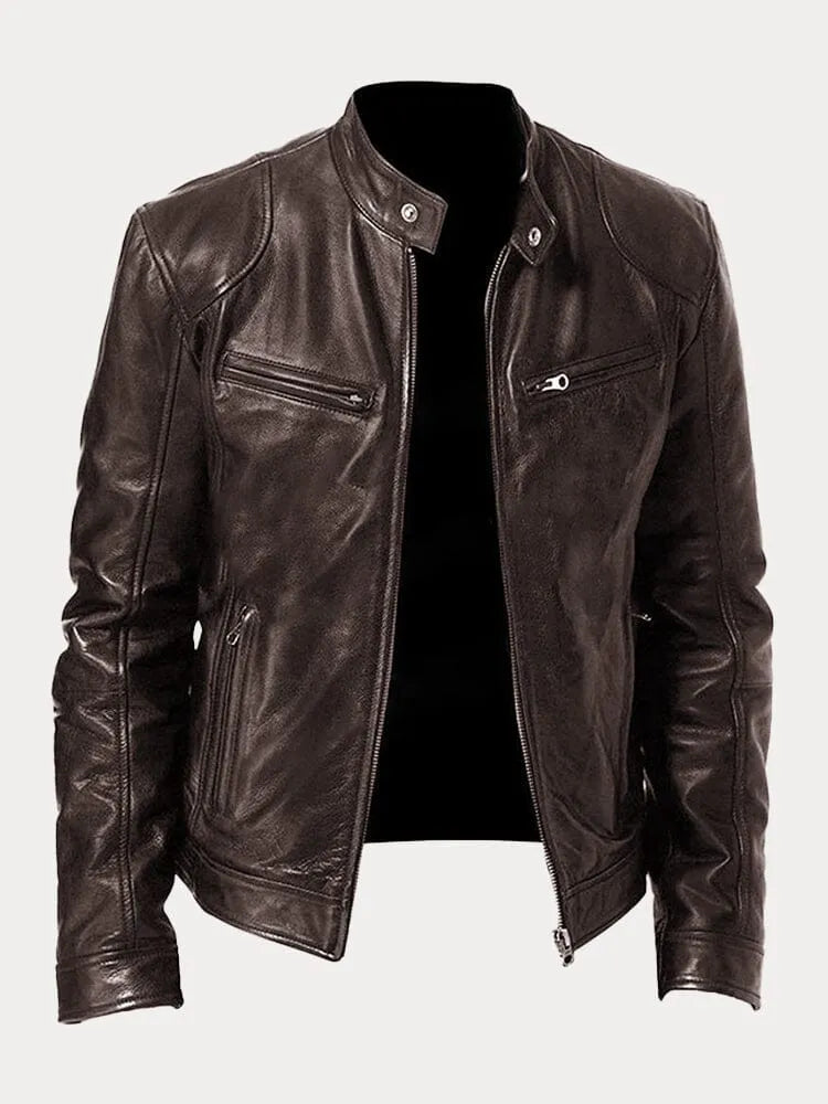 Stoere leren bikerjas, perfect voor een edgy en trendy uitstraling. Gemaakt van 100% PU voor kwaliteit en duurzaamheid, met een losse en comfortabele pasvorm. Voorzien van zachte voering van premium katoen, klassieke snit en dubbele stiksels. Geschikt voor alle seizoenen. Maattabel beschikbaar voor diverse maten.