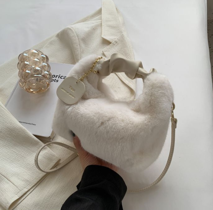 Fluffy Handbag | Deze tas wil je gewoon knuffelen