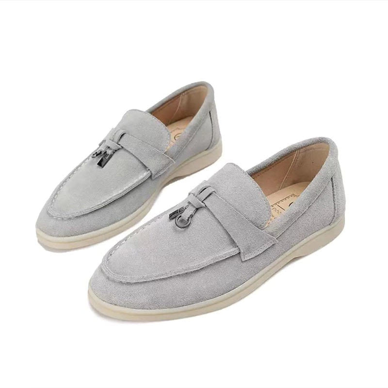 Deze vrouwenloafer is voorzien van een elegant slotdetail voor een vleugje verfijning. Gemaakt van hoogwaardige materialen, biedt deze loafer stijl en comfort, met een tijdloos ontwerp geschikt voor diverse gelegenheden.