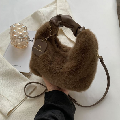 Fluffy Handbag | Deze tas wil je gewoon knuffelen