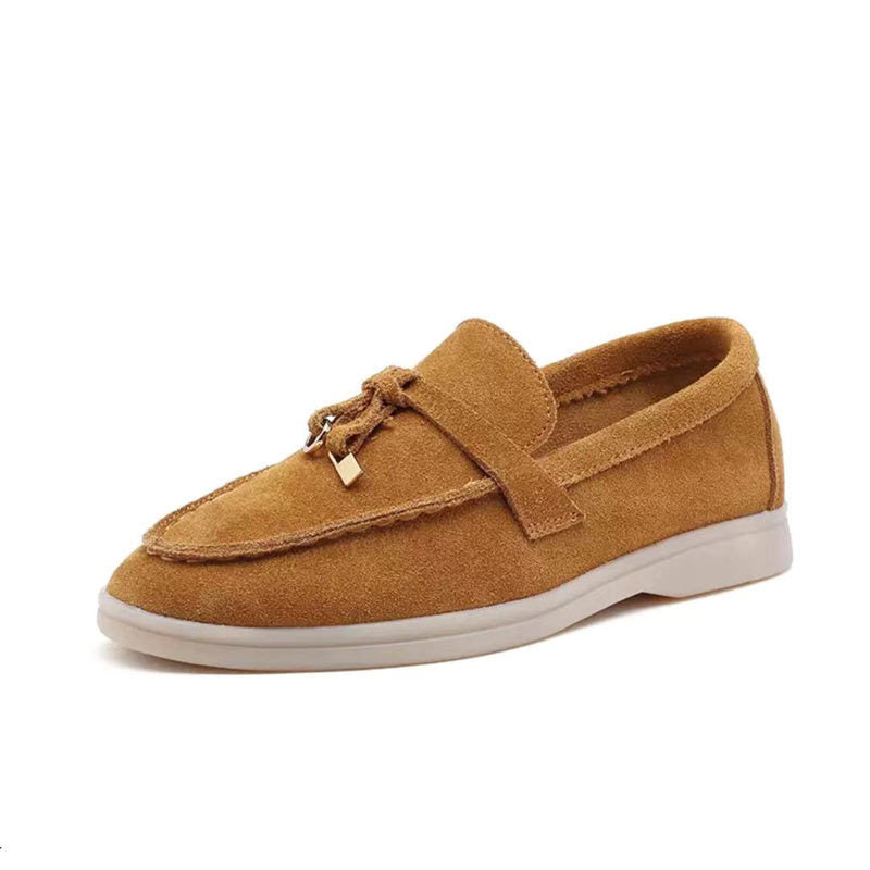 Deze vrouwenloafer is voorzien van een elegant slotdetail voor een vleugje verfijning. Gemaakt van hoogwaardige materialen, biedt deze loafer stijl en comfort, met een tijdloos ontwerp geschikt voor diverse gelegenheden.