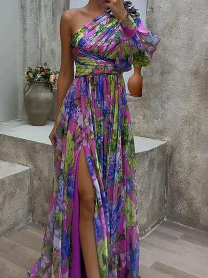 Paarse print maxi-jurk. Een trendy en modieuze look met maxi-lengte, split en één mouw voor een stijlvol accent.ervaar ultieme stijl met dit elegante en comfortabele ontwerp.