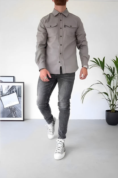 Heren Casual overhemd, perfect voor een moeiteloze en comfortabele look. Gemaakt van zacht katoen voor ultiem comfort, met een nonchalante pasvorm en neutraal ontwerp voor veelzijdige styling.