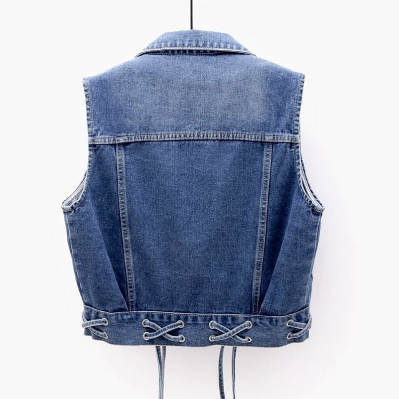 Klassiek denim vest gemaakt van organisch denim in medium blauwe wassing. De flatterende slim fit wordt benadrukt door omgeslagen kraag, schuine zakken en stijlvolle criss-cross details in de taille.