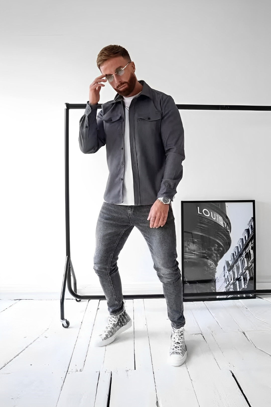 Heren Casual overhemd, perfect voor een moeiteloze en comfortabele look. Gemaakt van zacht katoen voor ultiem comfort, met een nonchalante pasvorm en neutraal ontwerp voor veelzijdige styling.