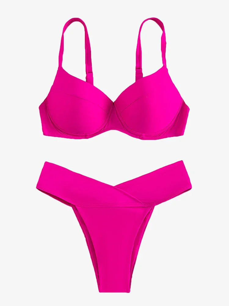 Push-up bikini set met hoge taille. Perfect voor een stijlvolle en zelfverzekerde look op het strand. Met push-up effect voor een liftend en vormgevend effect bij de buste, hoge taille voor het benadrukken van je taille en het creëren van een slankere uitstraling, en gemaakt van hoogwaardige materialen voor comfort en stijl.