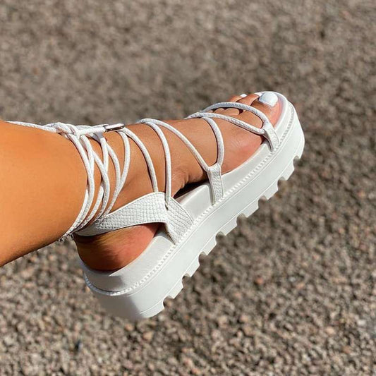 Trendy sandalen met plateauzool en comfortabel voetbed, ideaal voor een zomerse look. Combineer met een jurk voor de perfecte outfit.