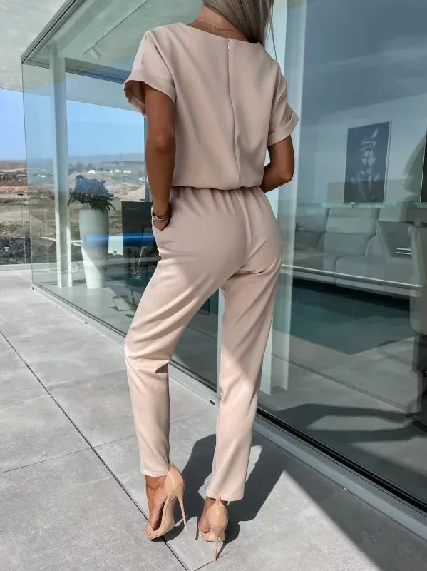 Korte jumpsuit - een perfecte combinatie van stijl en comfort. Deze veelzijdige jumpsuit heeft op maat gemaakte korte mouwen en een flatterende pasvorm voor elk figuur, gemaakt van hoogwaardig, lichtgewicht materiaal voor ultiem comfort.