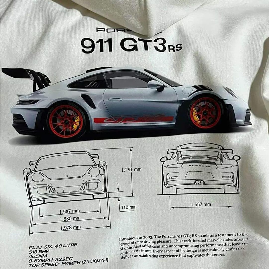 Klassieke 911 GT3RS Hoodie - perfect voor autoliefhebbers op zoek naar comfort en een knipoog naar de autosport. Gemaakt van 80% fleece katoen en 20% polyester, met op versnellingen geïnspireerde rits en profielpatroon op de mouwen.