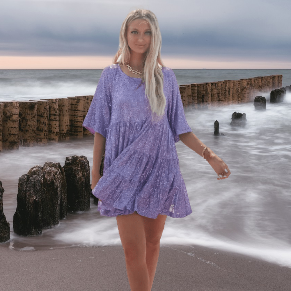 Glinsterende babydoll-casual jurk met lichte en zwierige snit voor bewegingsvrijheid en comfort. Deze jurk is voorzien van korte mouwen, stijlvolle details en is veelzijdig te combineren voor zowel een casual als glamoureuze uitstraling.