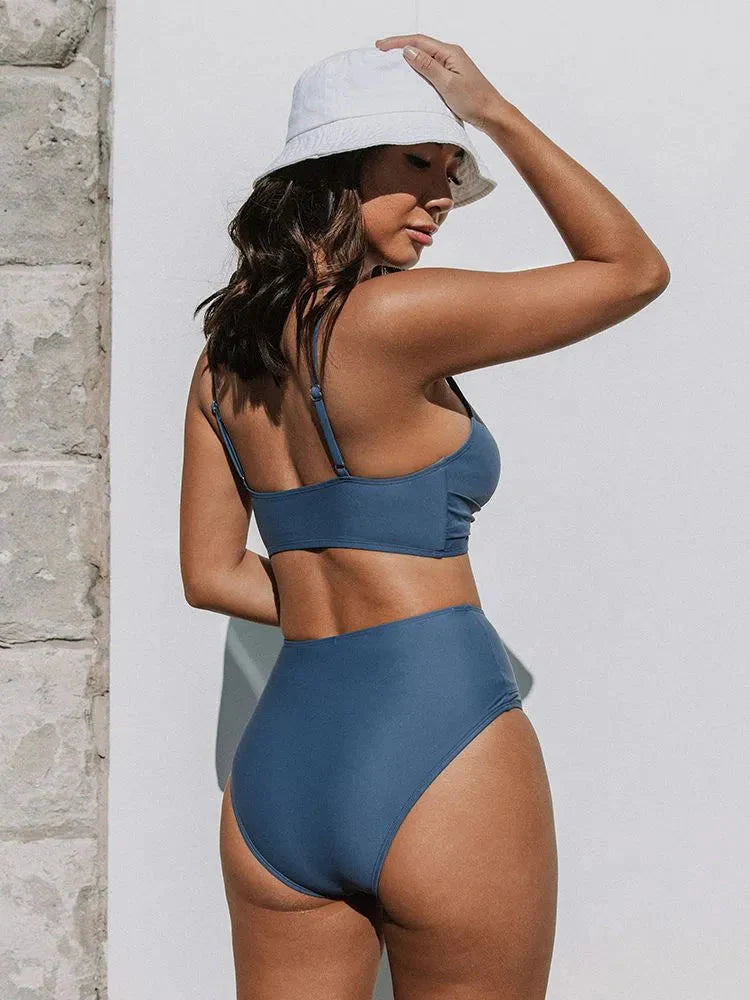 Bikini set met hoge taille voor een trendy en flatterende look. Gemaakt van spandex, draadloze ondersteuning met kussens, V-hals en twist details. Maattabel beschikbaar voor 21 levendige kleuren.