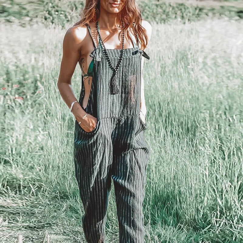 Jumpsuit van een comfortabele mix van katoen en linnen voor een moeiteloze en stijlvolle uitstraling. Deze jumpsuit is ontworpen met verstelbare strikbandjes, twee steekzakken en heeft een iets kortere lengte voor zomerse flair. Gemaakt met oog voor een mooie, vrouwelijke en elegante uitstraling en voorziet in comfort gedurende de hele dag.