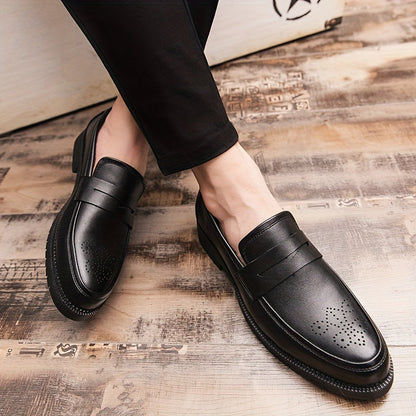 Heren Penny Loafers met brogue details. Deze tijdloze loafers bieden duurzaamheid en een klassieke uitstraling met hun PU-lederen bovenwerk. De slijtvaste eigenschappen zorgen voor comfort en betrouwbaarheid, terwijl het instapontwerp het gemak van aantrekken biedt. Ideaal voor zowel zakelijke als feestelijke gelegenheden.