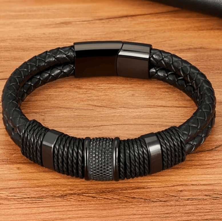 Geweven leren armband, gemaakt van echt leer met roestvrijstalen accenten voor een stoere uitstraling. Voorzien van een magnetische sluiting en ideaal voor dagelijks gebruik.