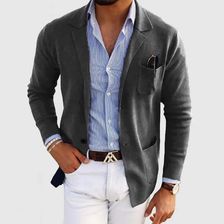 Stijlvolle herenblazer, met een combinatie van klassieke en casual details voor een moeiteloos trendy uitstraling. Perfect voor elke gelegenheid en biedt zowel stijl als comfort - een essentiële toevoeging aan de herengarderobe voor een upgrade in stijl.