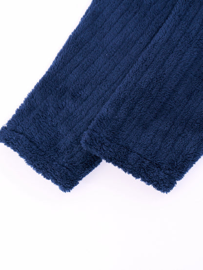 Comfortabele Effen Fleece-jas voor Heren - ideaal voor koude dagen. Deze luxueuze jas met handige zakken biedt ultiem comfort en warmte, zowel binnen- als buitenshuis. Gemaakt van warme fleece stof en voorzien van een eendelige kimono-stijl voor een vleugje stijl. Gemaakt van 100% polyestervezel voor een comfortabele pasvorm.