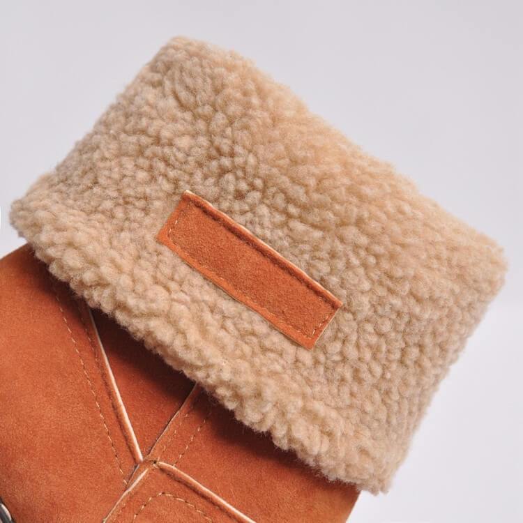 Stap in stijl en comfort de winter in met deze sneeuwlaarzen. De modieuze suède afwerking en warme kunstbontvoering bieden een trendy uitstraling en behaaglijke warmte. Met een dikke anti-slip zool voor stabiliteit in winterse omstandigheden en de mogelijkheid om de schachthoogte aan te passen voor verschillende stijlen, houdt deze laars je warm en modieus, of je nu een winterwandeling maakt of in de stad bent.