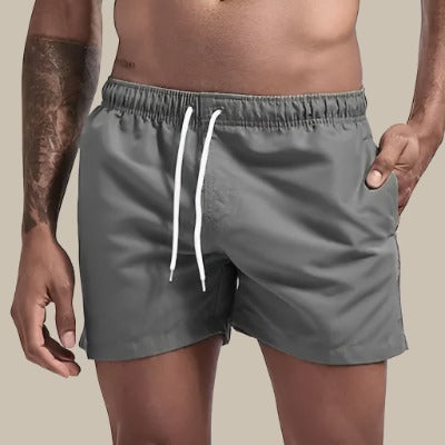 Basic mid-short zwembroek van hoge kwaliteit, ideaal voor heren. Gemaakt van premium sneldrogend materiaal voor ultiem comfort, met een tijdloos ontwerp en praktisch telefoonzakje. Eenvoudig te wassen en perfect voor zomerse avonturen.