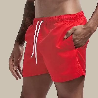 Basic mid-short zwembroek van hoge kwaliteit, ideaal voor heren. Gemaakt van premium sneldrogend materiaal voor ultiem comfort, met een tijdloos ontwerp en praktisch telefoonzakje. Eenvoudig te wassen en perfect voor zomerse avonturen.