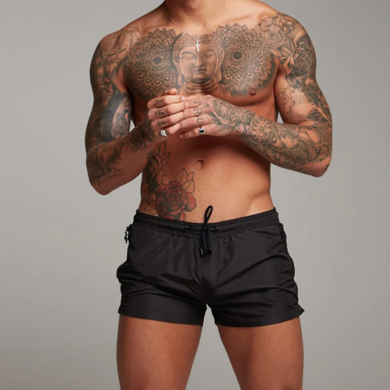 Liam Swim Trunks | Upgrade je zomerstijl met onze must-have zwembroek in de kleur Zwart voor heren in Beach stijl ideaal voor de zomer.