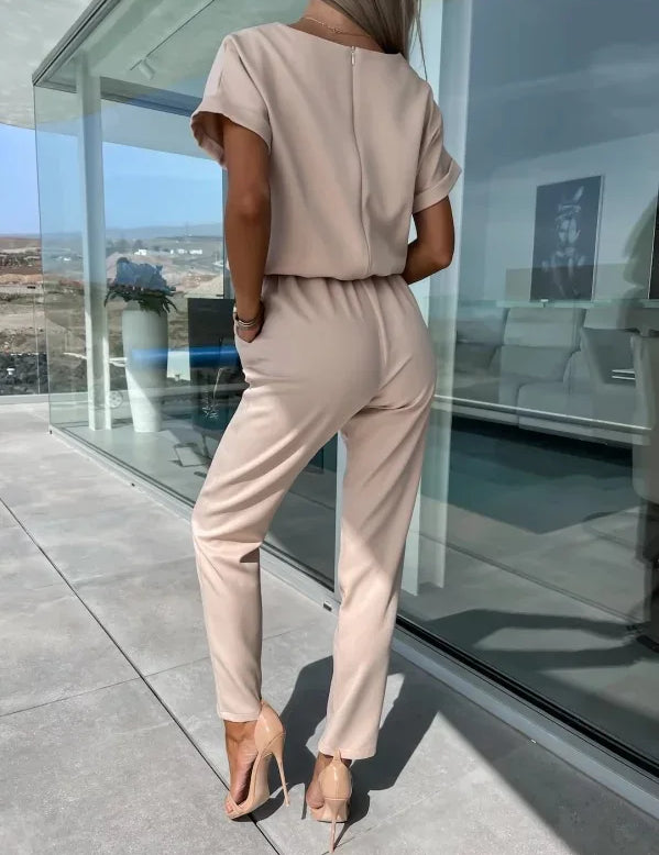 Korte jumpsuit - een perfecte combinatie van stijl en comfort. Deze veelzijdige jumpsuit heeft op maat gemaakte korte mouwen en een flatterende pasvorm voor elk figuur, gemaakt van hoogwaardig, lichtgewicht materiaal voor ultiem comfort.