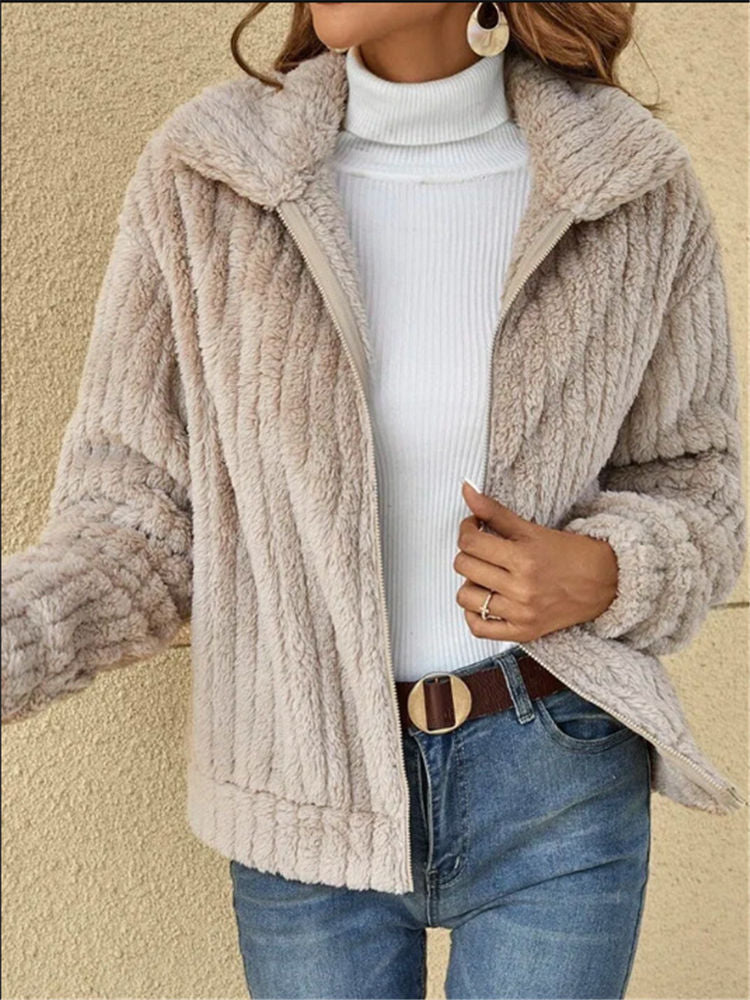 Lou | Gestreept dik vest van Imitatiebont met rits in de kleur Beige voor dames in Smart-casual stijl geschikt voor alle seizoenen.