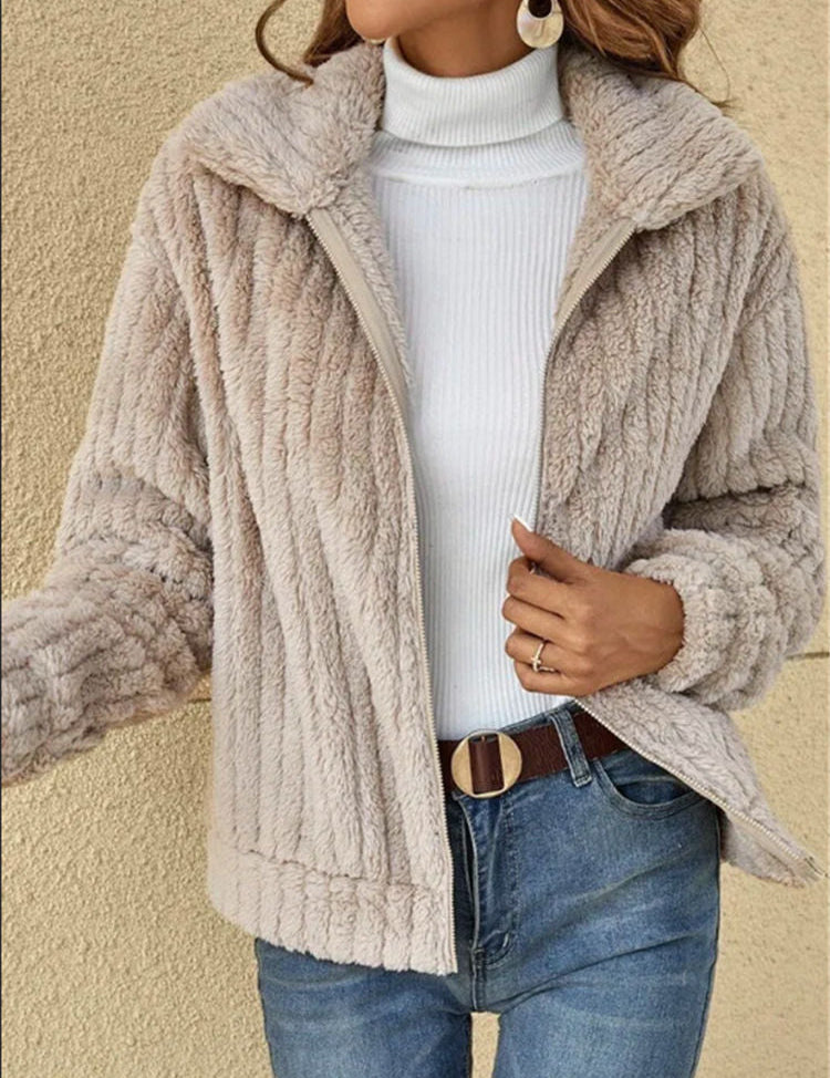 Lou | Gestreept dik vest van Imitatiebont met rits in de kleur Beige voor dames in Smart-casual stijl geschikt voor alle seizoenen.