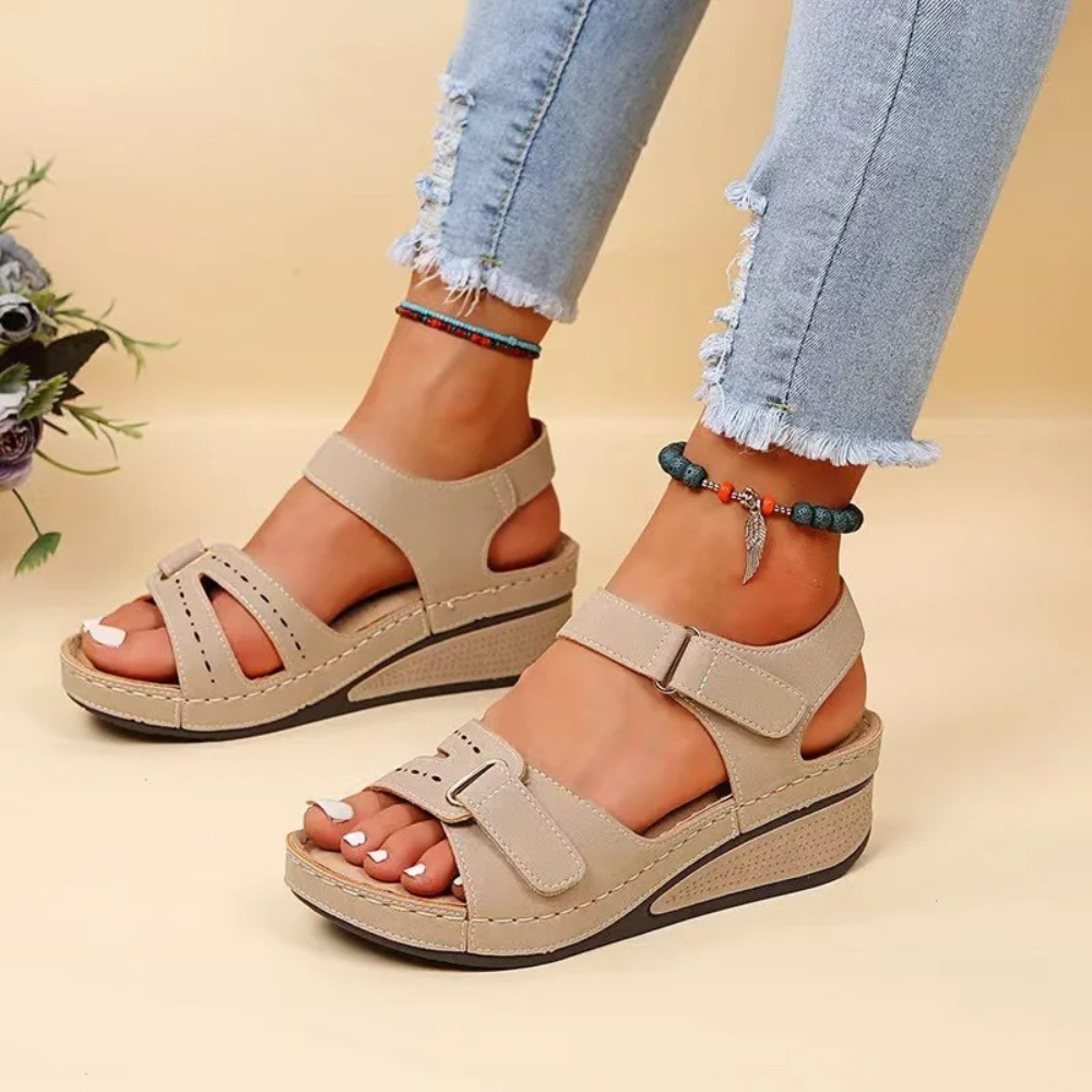 Comfortabele orthopedische sandalen met sleehak