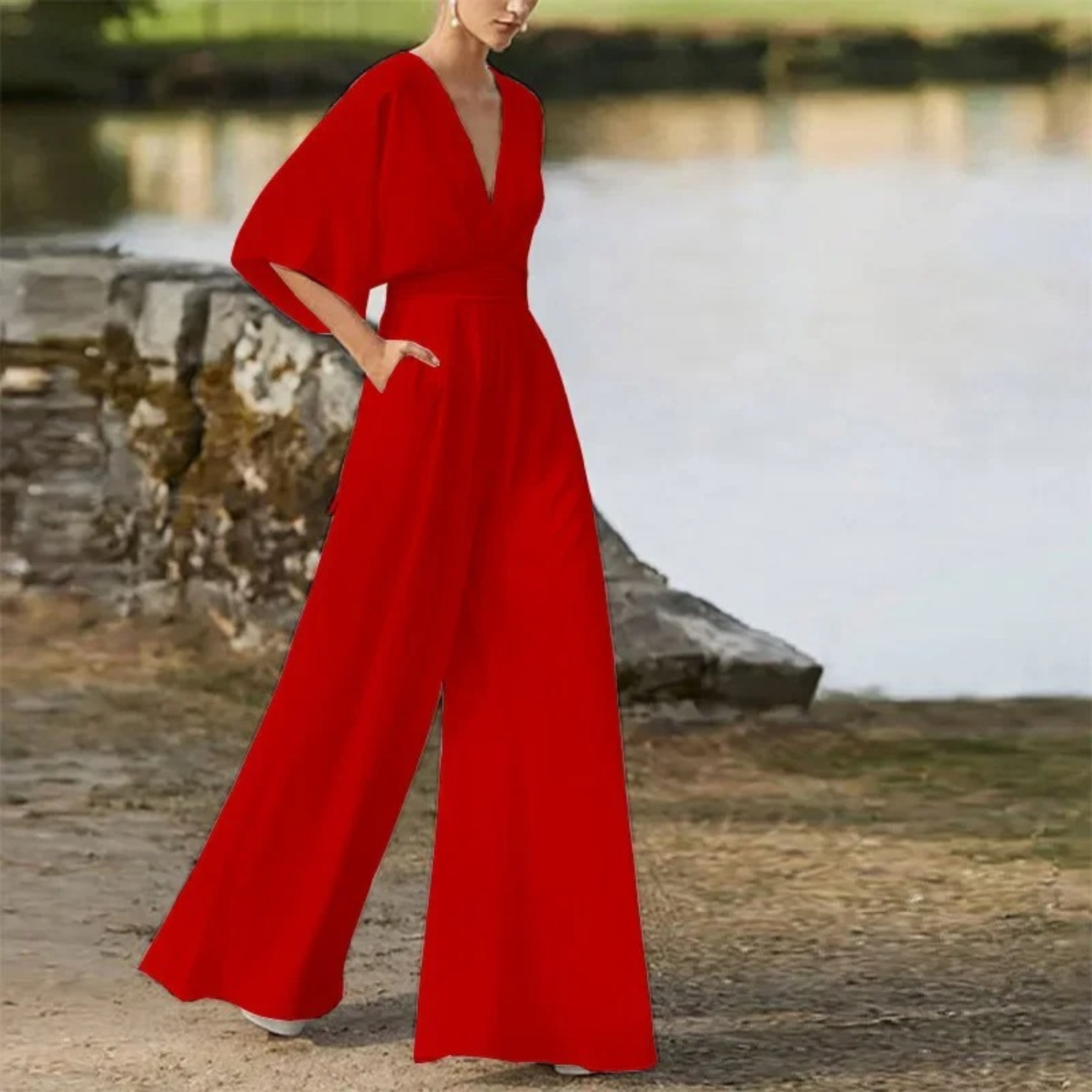 Sofie | Dames jumpsuit met V-hals en wijde pijpen in de kleur Rood voor dames in Party stijl ideaal voor de herfst.